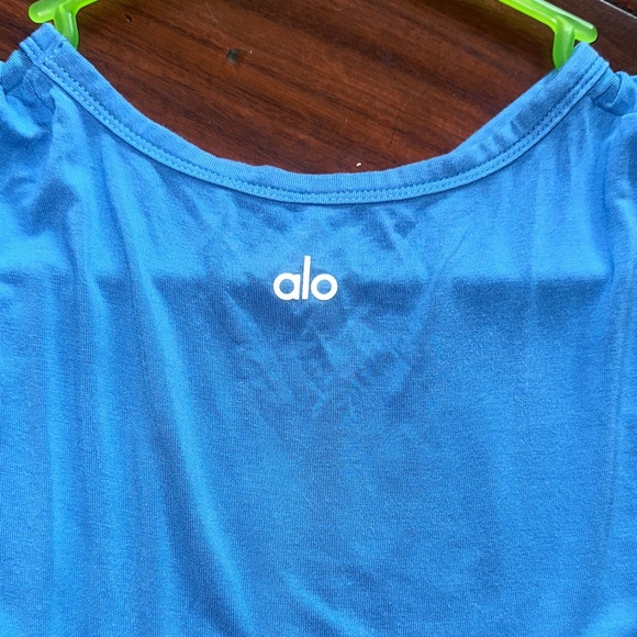 ALO Yoga Light Blue Twist Detail Muscle Tee - Picture 4 of 4